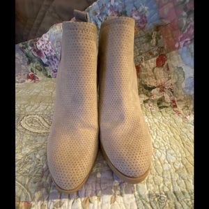 Universal Thread booties